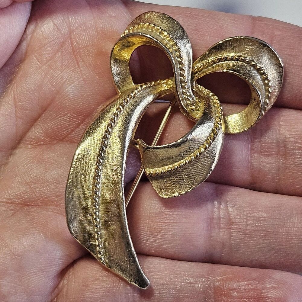 Bow Brooch Pin Brushed Gold Tone Ribbon Design Classic Stylized Vintage